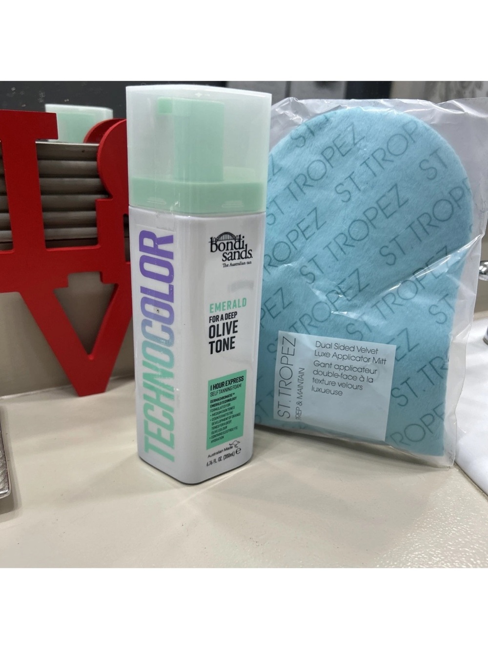 NEW St. Tropez Emerald Self-Tanning Mousse with Light Blue Velvet App Mitt